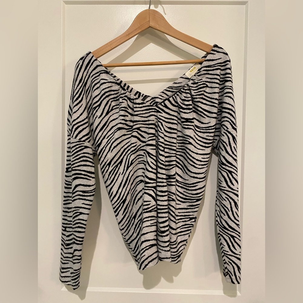 Maeve Classic Black/Grey Zebra Print Pullover V-Neck Sweater, size M
